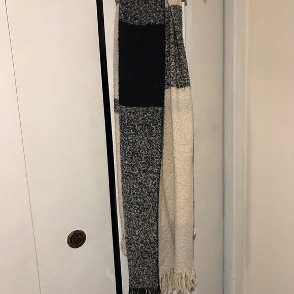 Bluenotes Ladies Shawl / Scarf with tassels - Picture 1 of 5